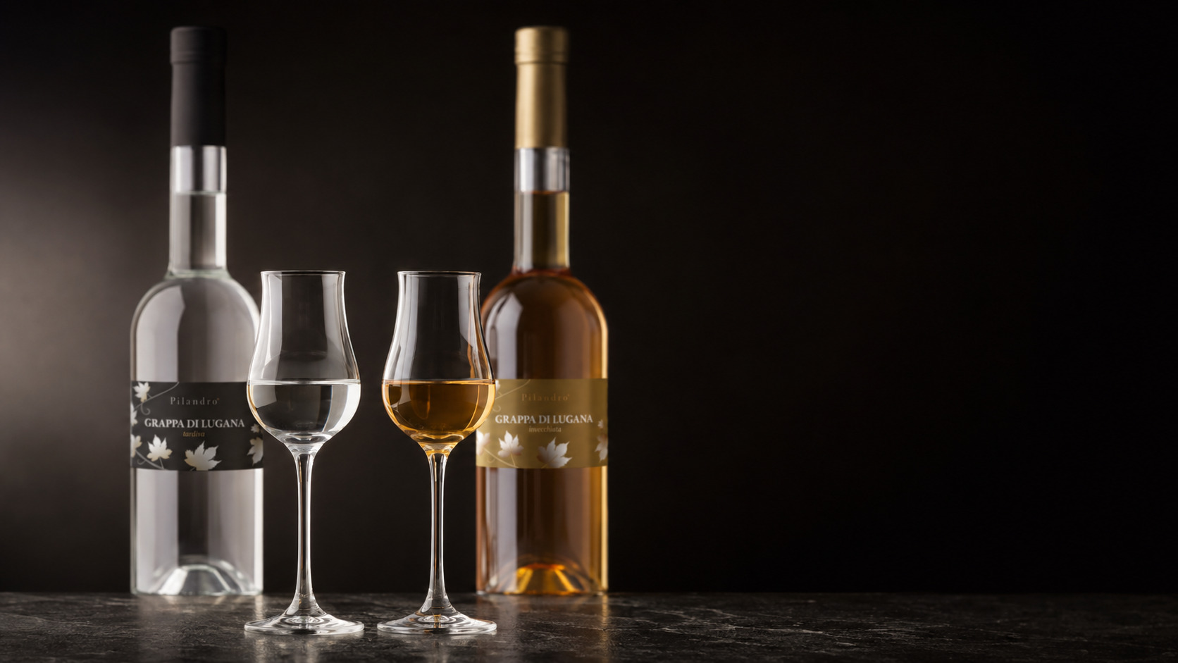 Die beiden Grappe von Pilandro nebeneinander, farblos und bernstein – Grappa di Lugana Tardiva und Invecchiata aus Turbiana-Trester vom Gardasee-Südufer